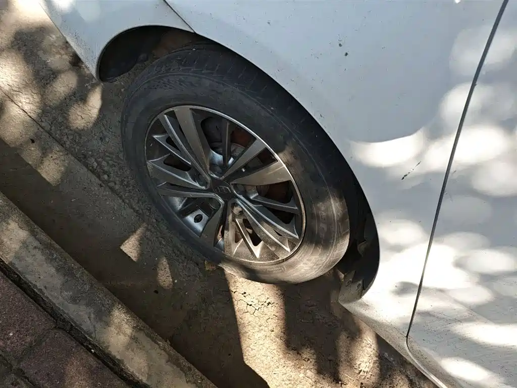 Фото 26 - Geely Emgrand