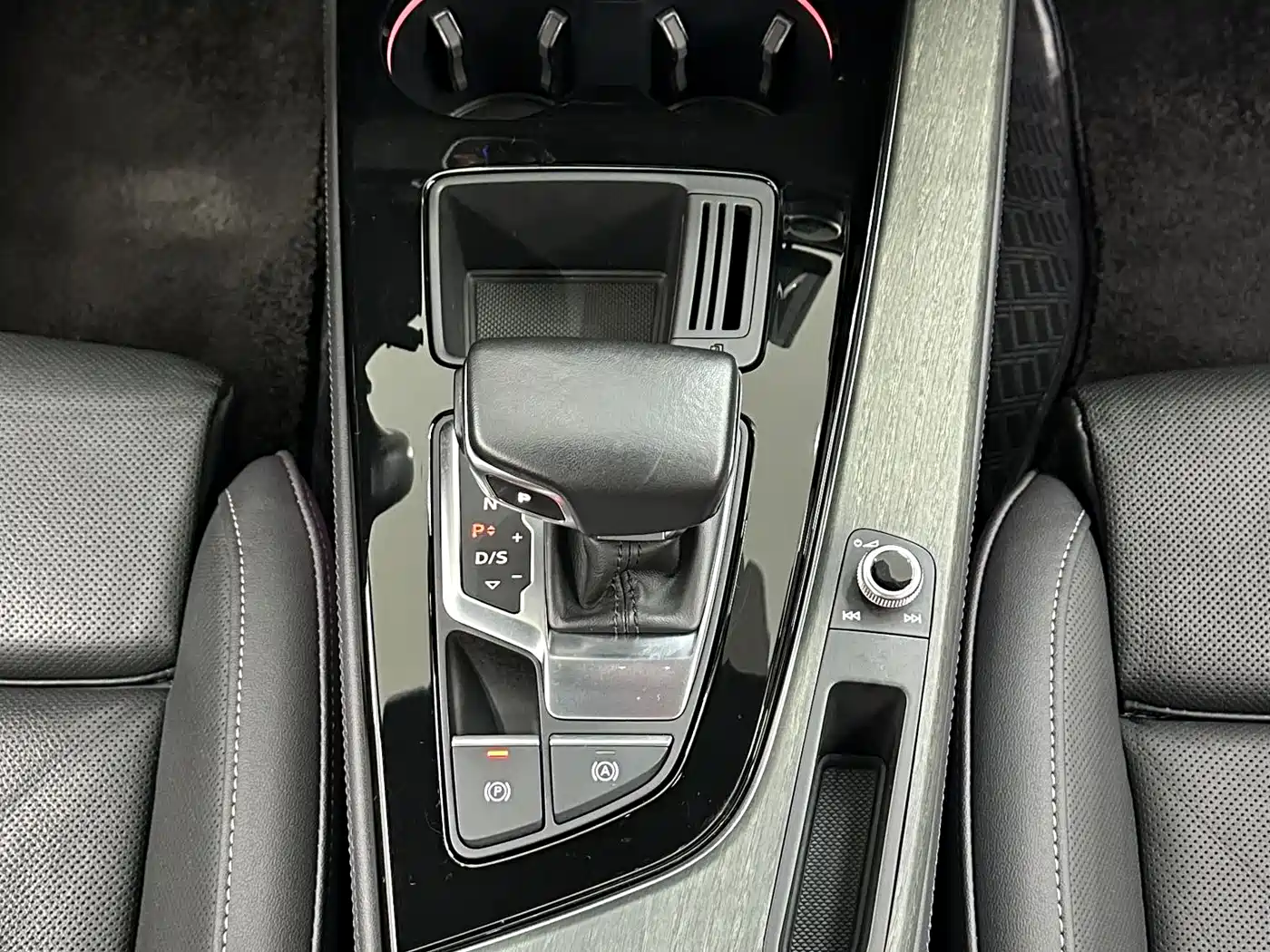 Audi A4L 2023 40 TFSI Luxury Sport фото 17