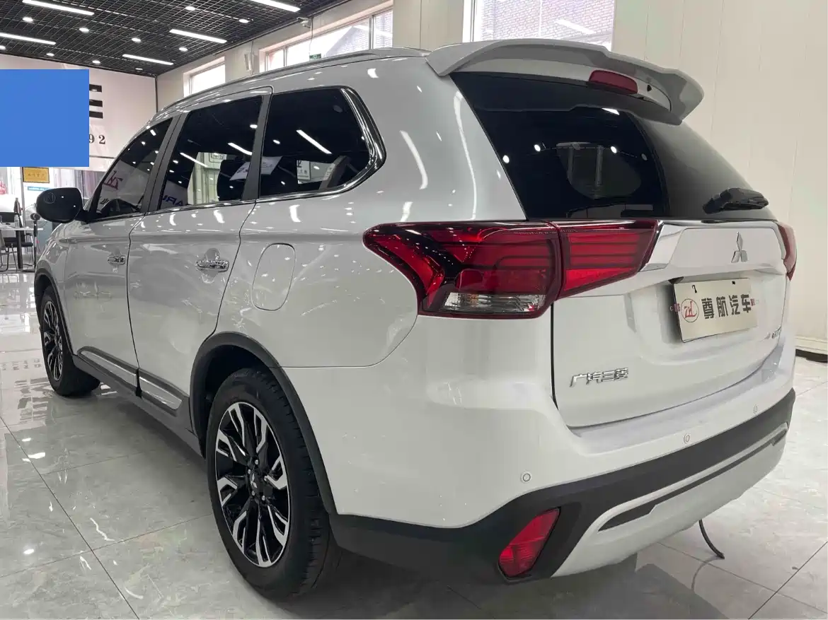 Mitsubishi Outlander 2020 2.4L 4WD Luxury 5-seater фото 5