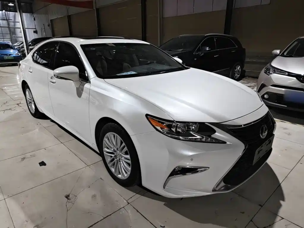 Фото 4 - Lexus ES
