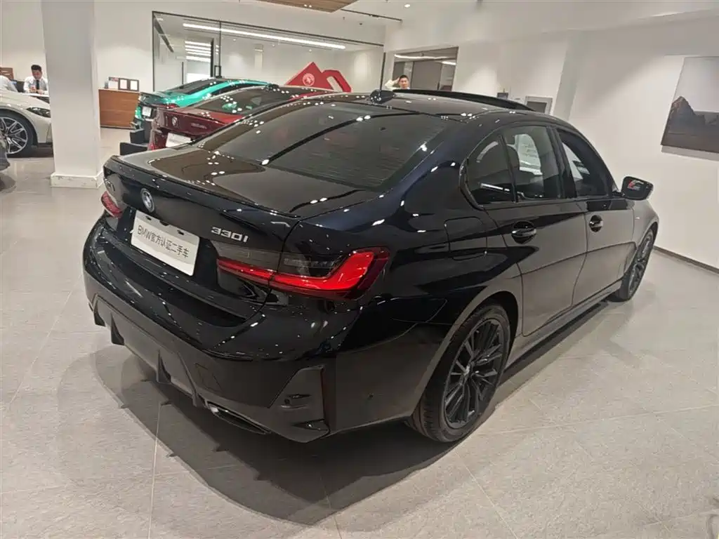 BMW 3 Series 2023 330i M Sport Shadow Edition фото 12