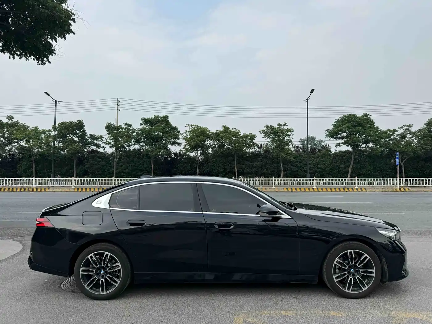 BMW 5 Series 2026 525Li M Sport Package фото 6
