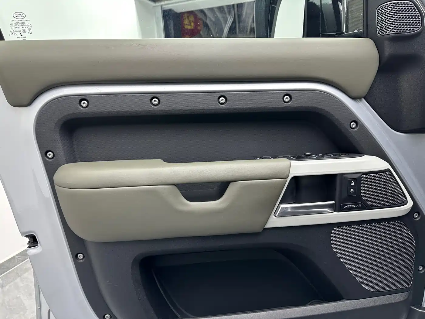 Land Rover Defender 2022 110 P400 Dark Special Edition фото 15