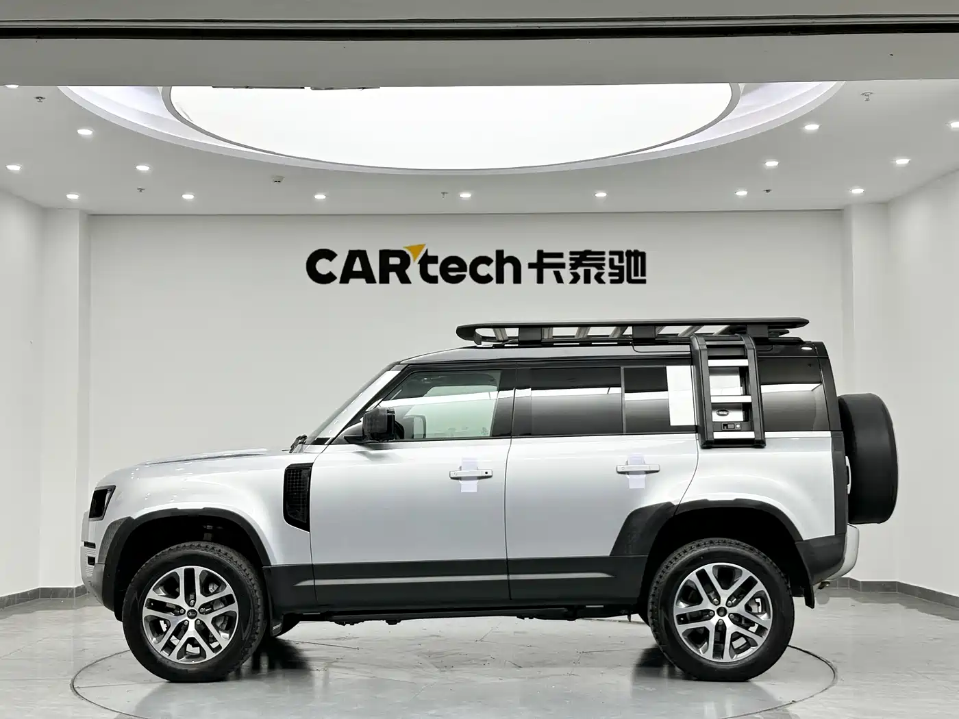 Land Rover Defender 2022 110 P400 Dark Special Edition фото 5