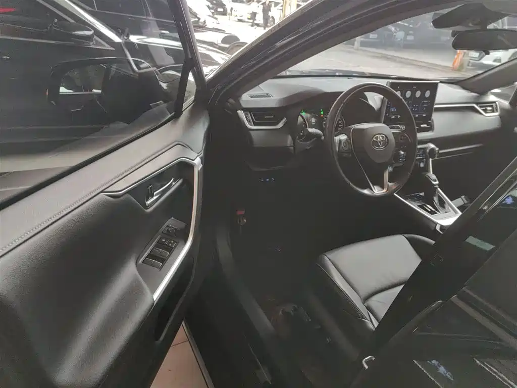 Toyota Wildlander 2022 2.0L CVT FWD Luxury PLUS Edition фото 16