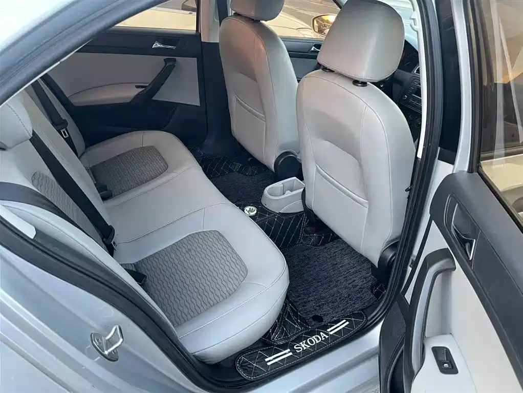 Škoda Rapid 2015 1.6L Automatic Smart Selection фото 6
