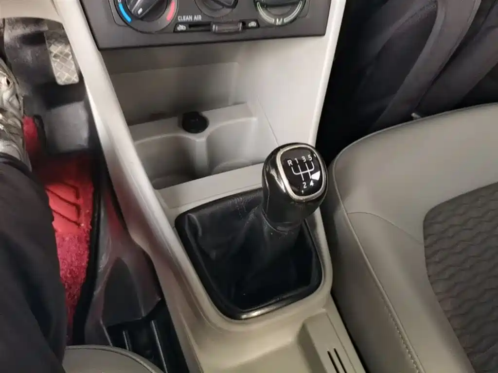 Škoda Rapid 2016 1.6L Manual Pioneer Edition фото 14