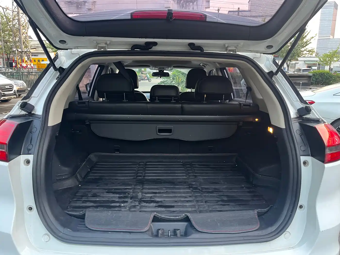 Фото 17 - Geely Atlas