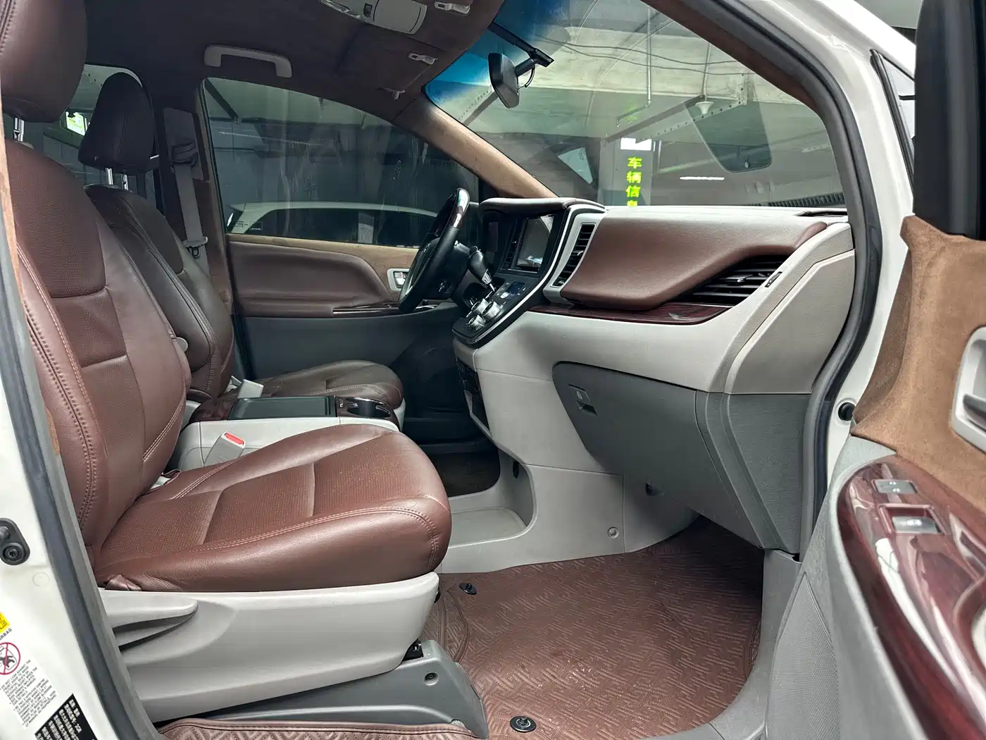 Toyota Sienna 2015 3.5L 4WD L фото 7