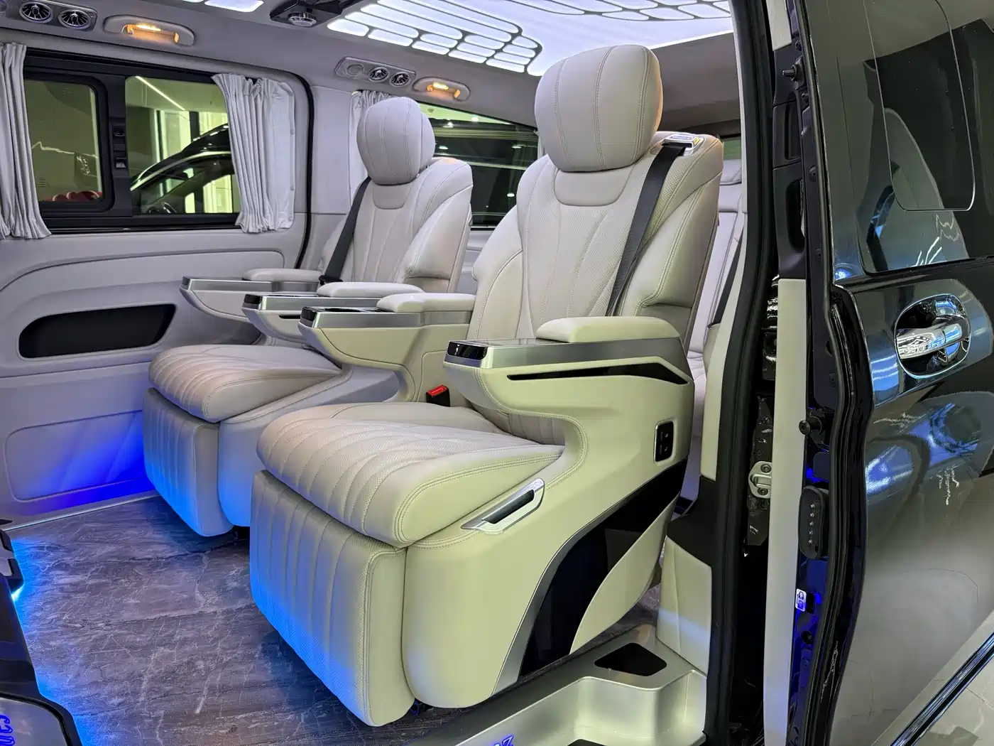 Mercedes-Benz Vito 2023 2.0T Business 7-Seater фото 7
