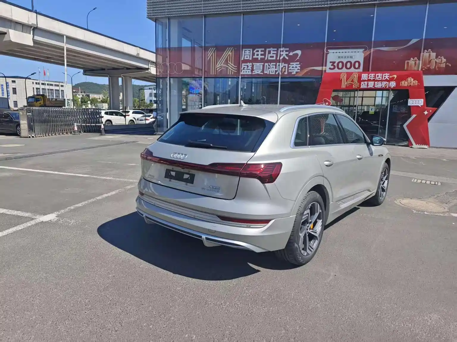 Фото 4 - Audi e-tron