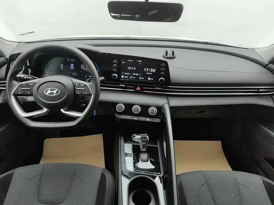 Hyundai Elantra 2023 1.5L CVT GLS Premium фото 12