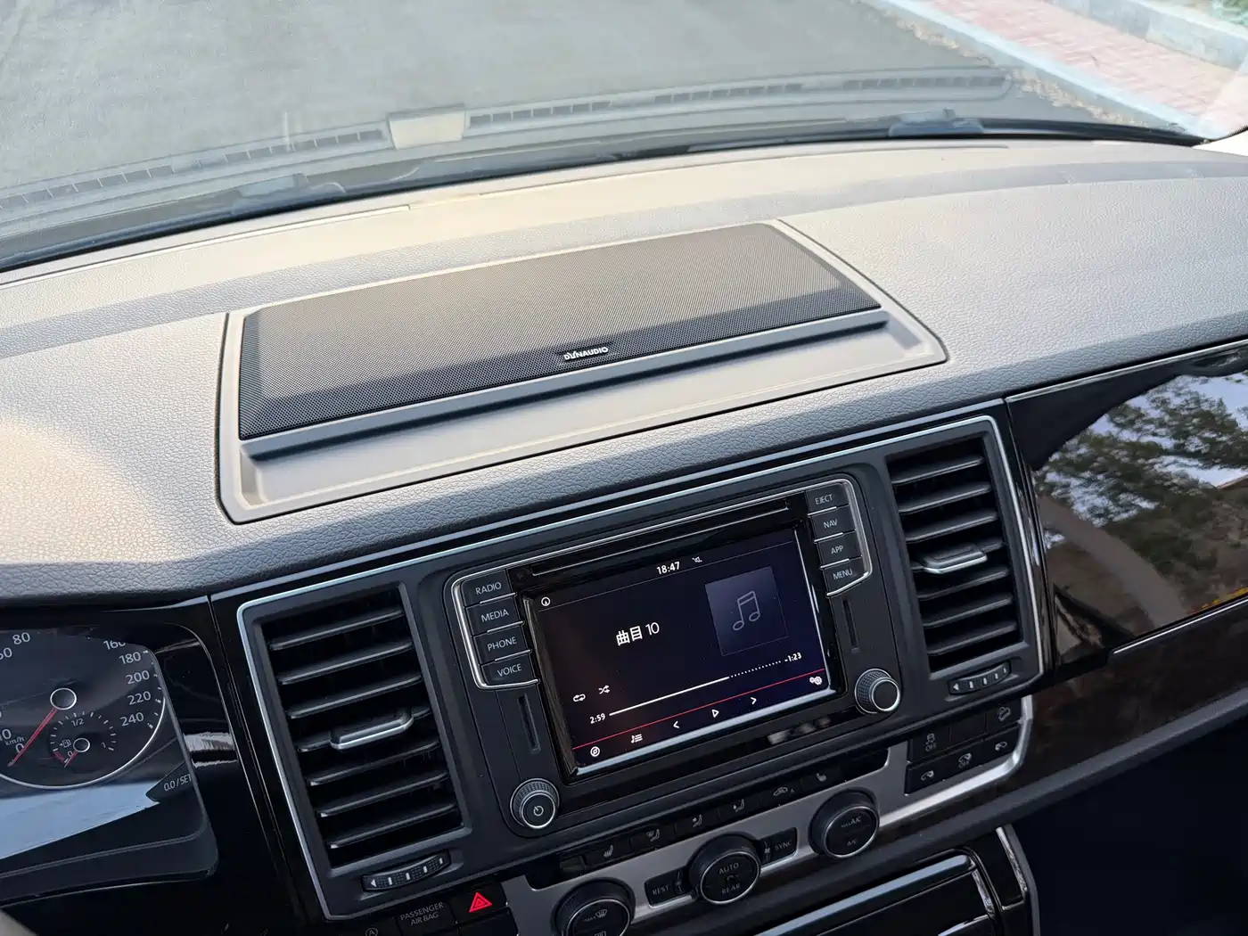 Volkswagen Multivan 2019 2.0TSI 4WD Premium 7-seater фото 11