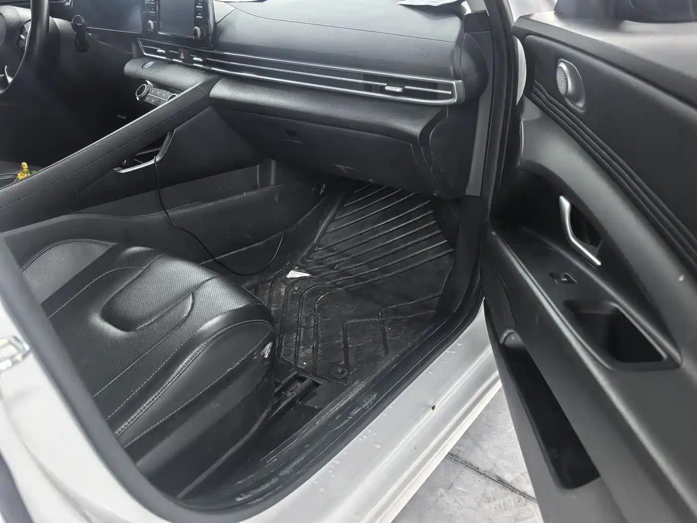 Hyundai Elantra 2022 1.5L CVT LUX Premium Edition фото 9