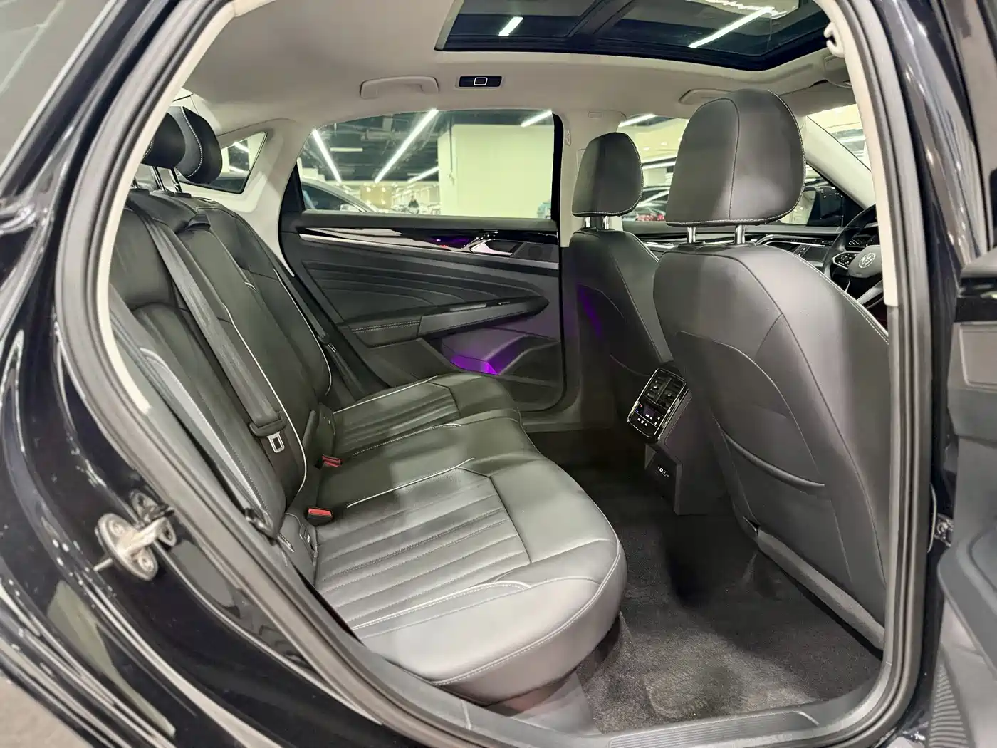 Volkswagen Passat 2023 330TSI Starlight Elite Edition фото 10