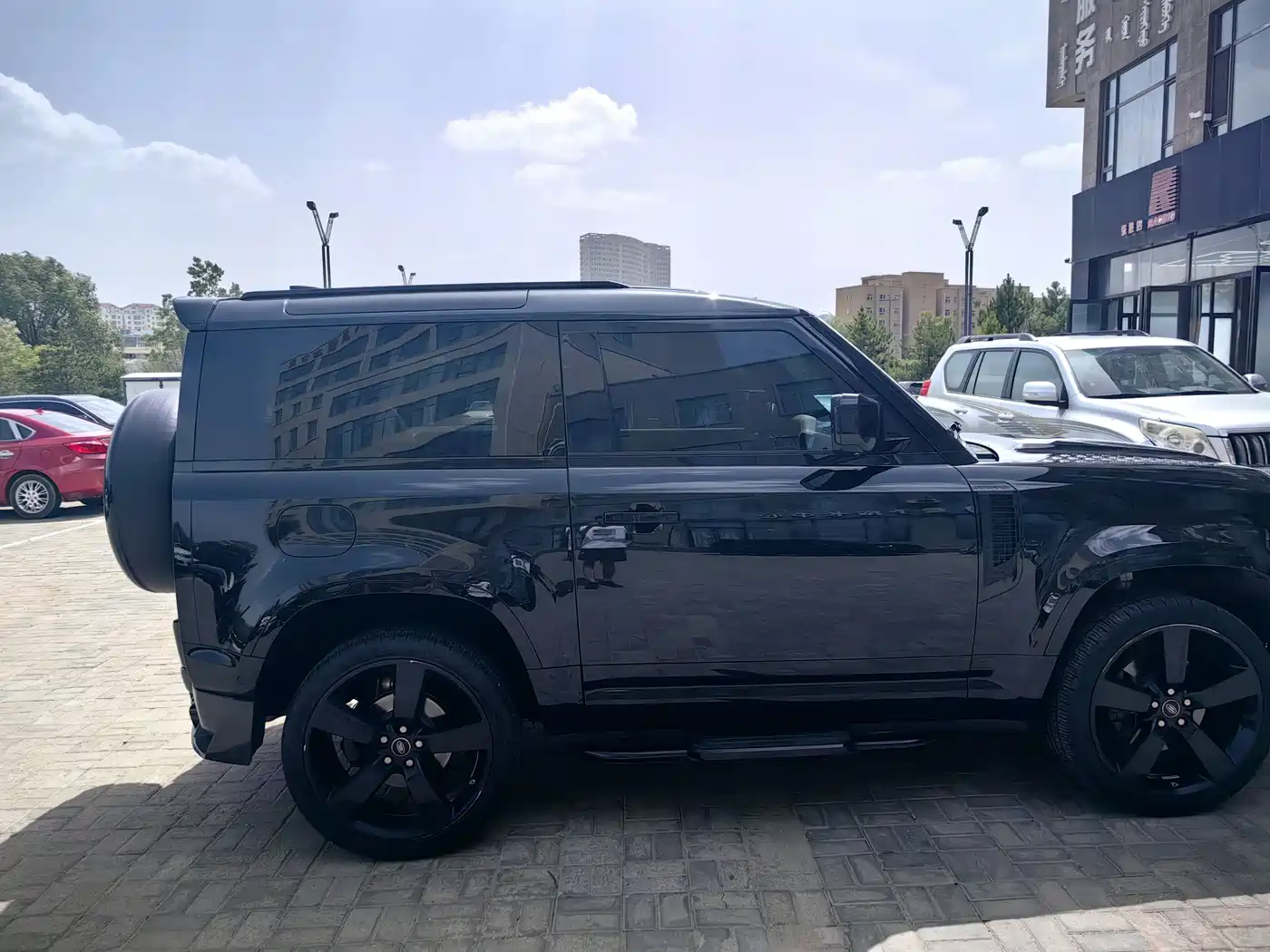 Land Rover Defender 2023 Model 90 2.0T P300 SE фото 4