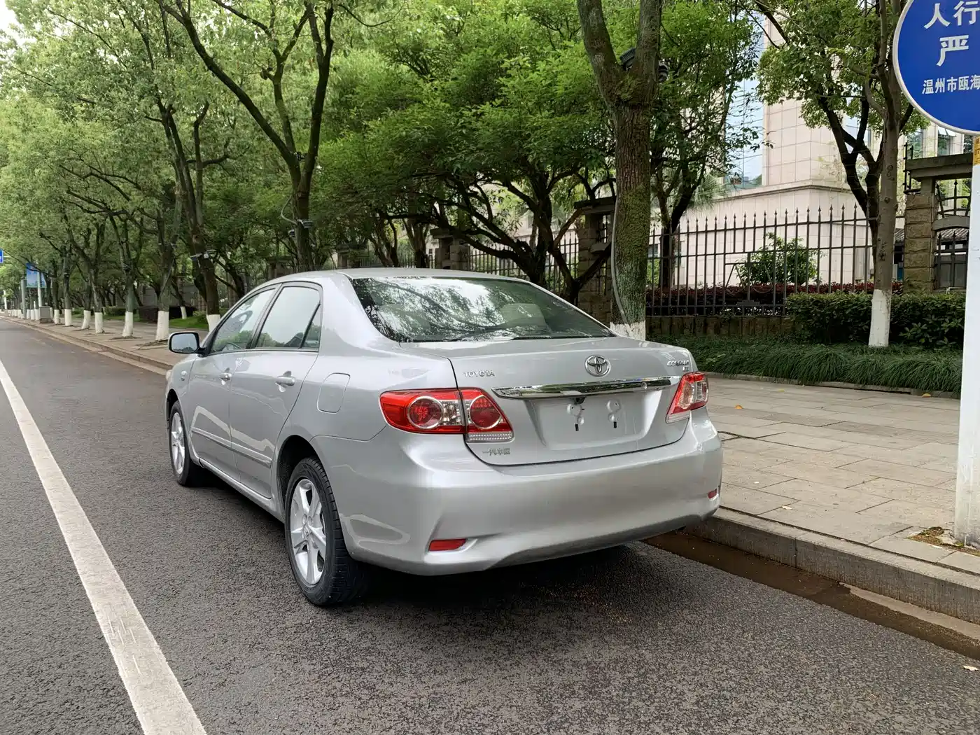 Toyota Corolla 2011 Model 1.8L CVT GLX-i фото 17