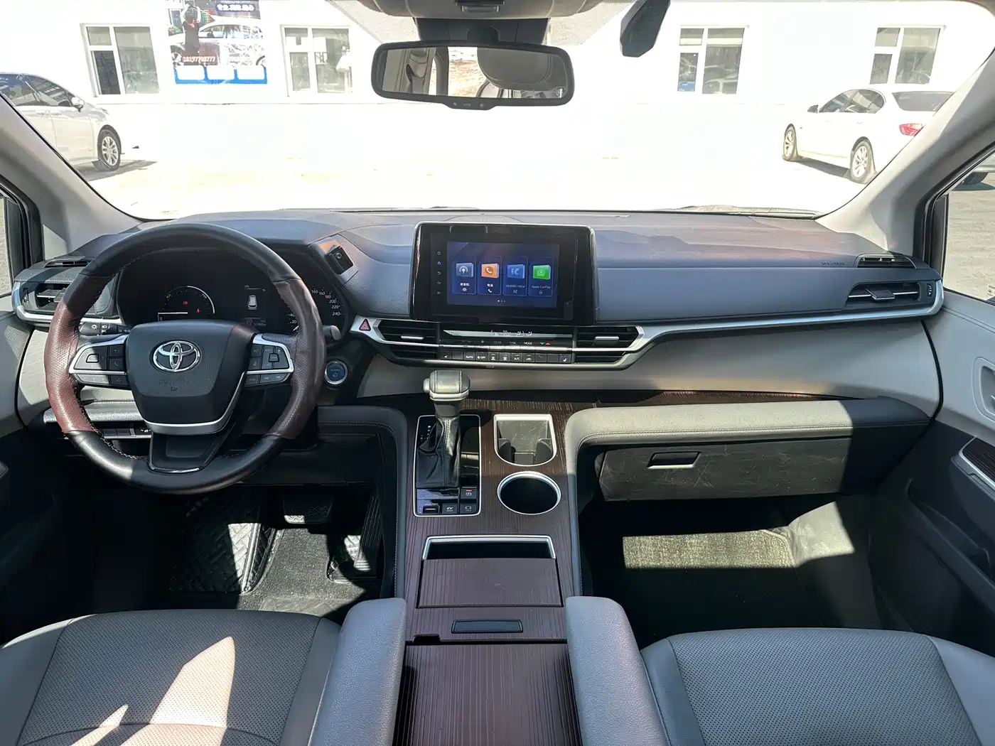 Toyota Sienna 2023 2.5L Hybrid Luxury Edition фото 6