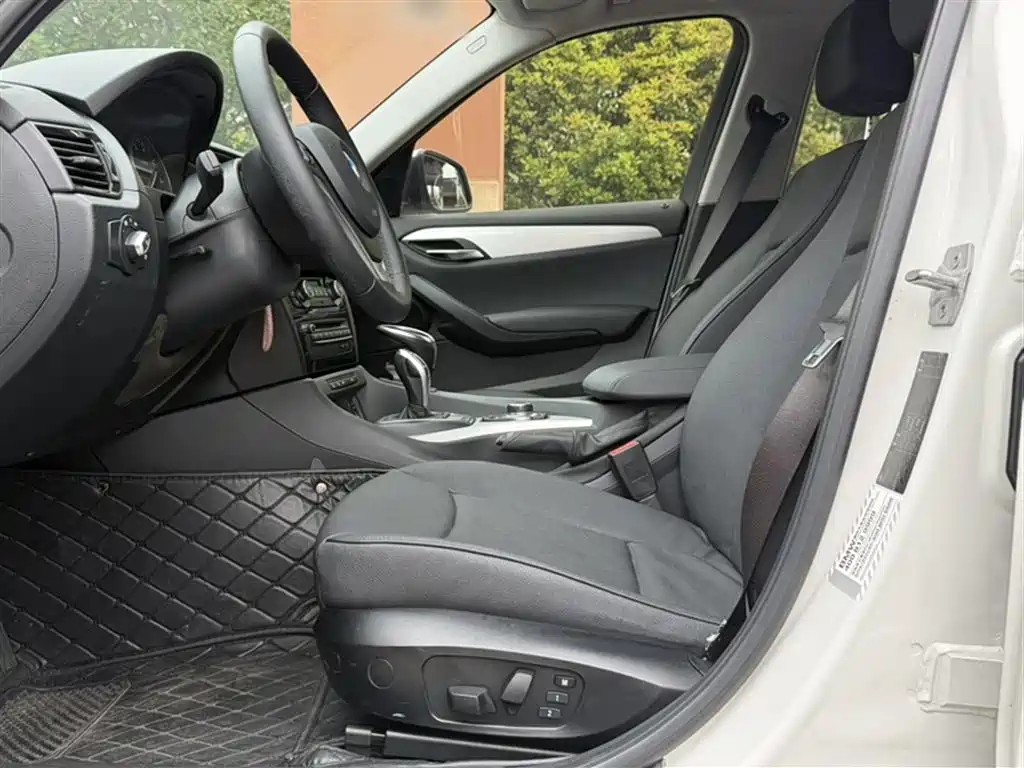 BMW X1 2014 sDrive18i Leading Edition фото 14