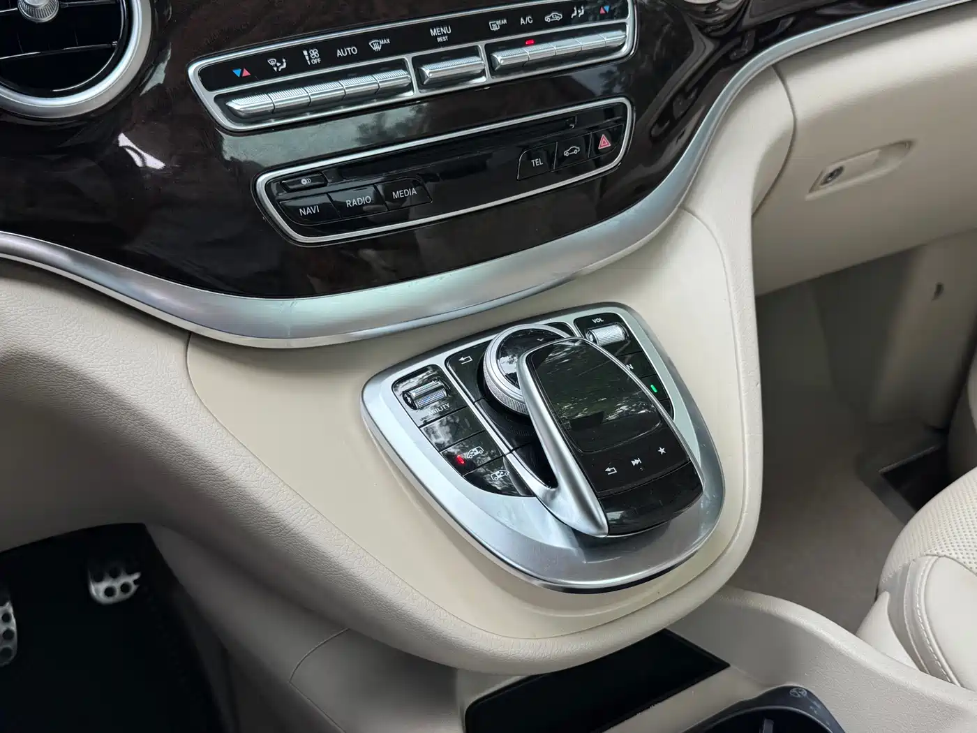 Mercedes-Benz V-Class 2017 Model V 260 Premium Edition фото 16