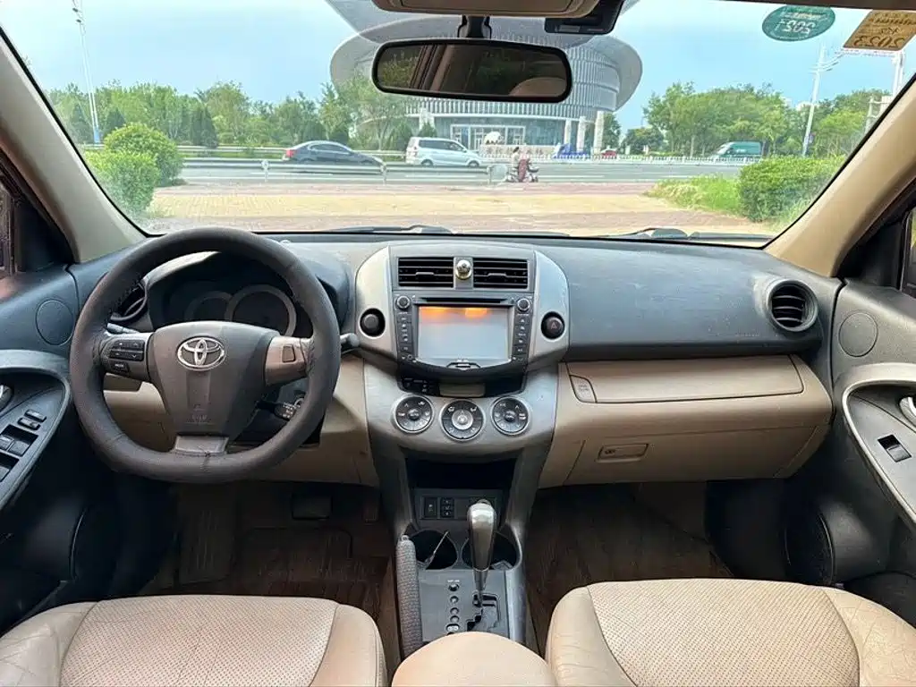 صورة 9 - Toyota RAV4