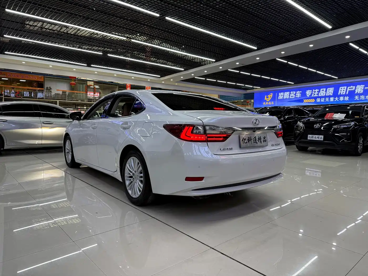 Lexus ES 2015 250 Elegance Edition фото 6