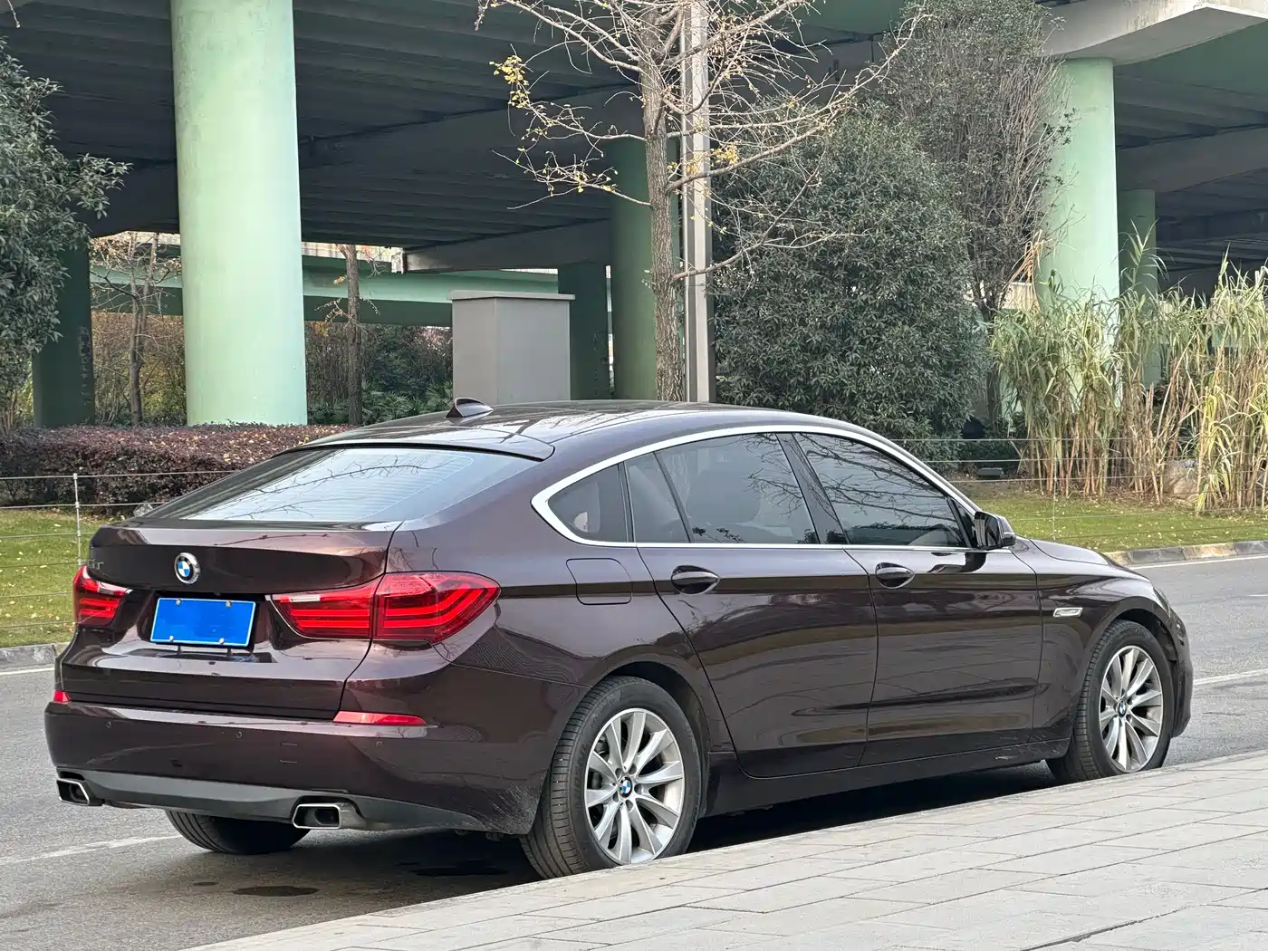 BMW 5 Series GT 2014 528i Leading фото 11