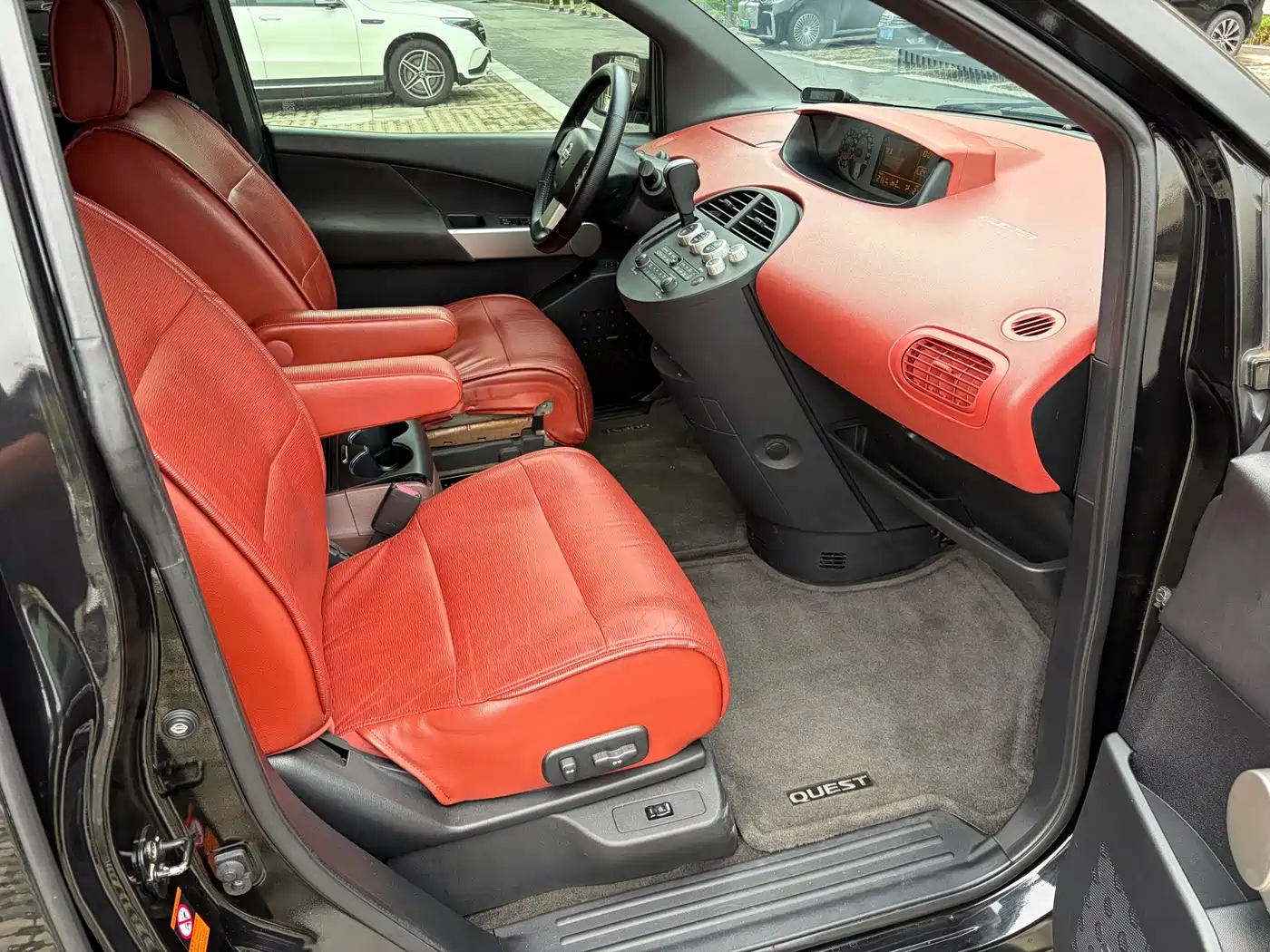 Photo 13 - Nissan Quest