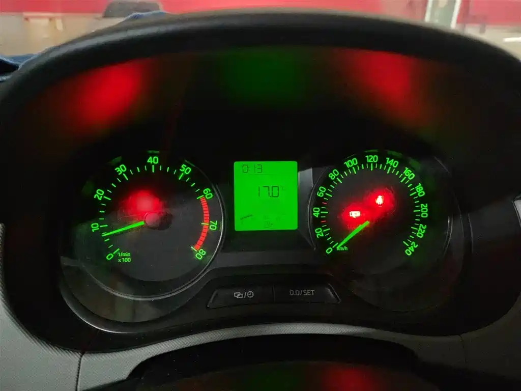 Škoda Fabia 2015 1.4L Manual Advance Edition фото 4
