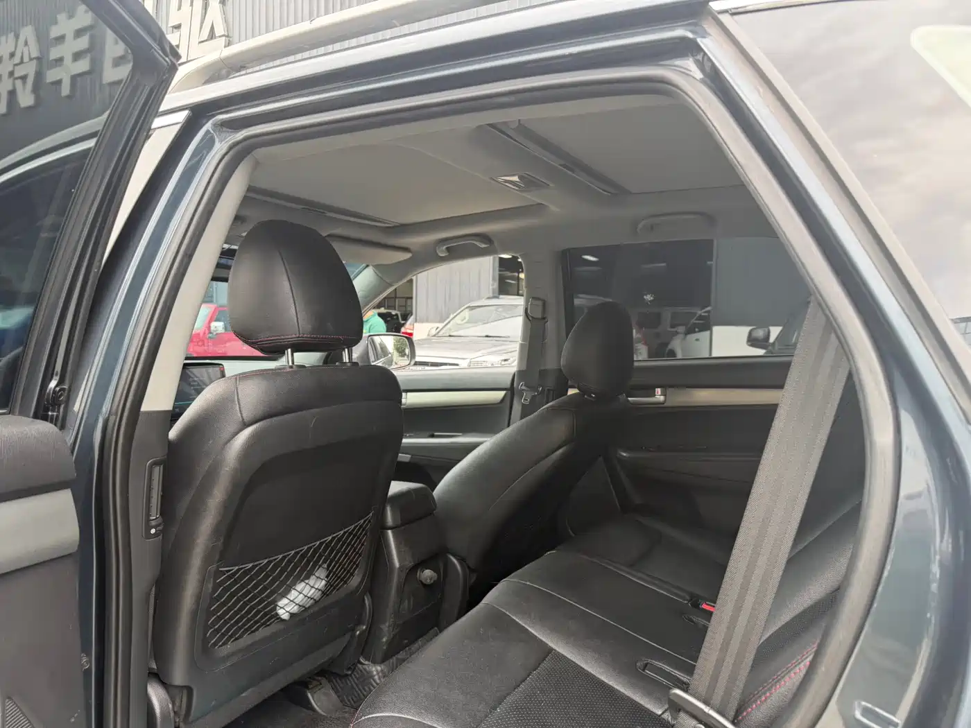 Photo 5 - Kia Sorento