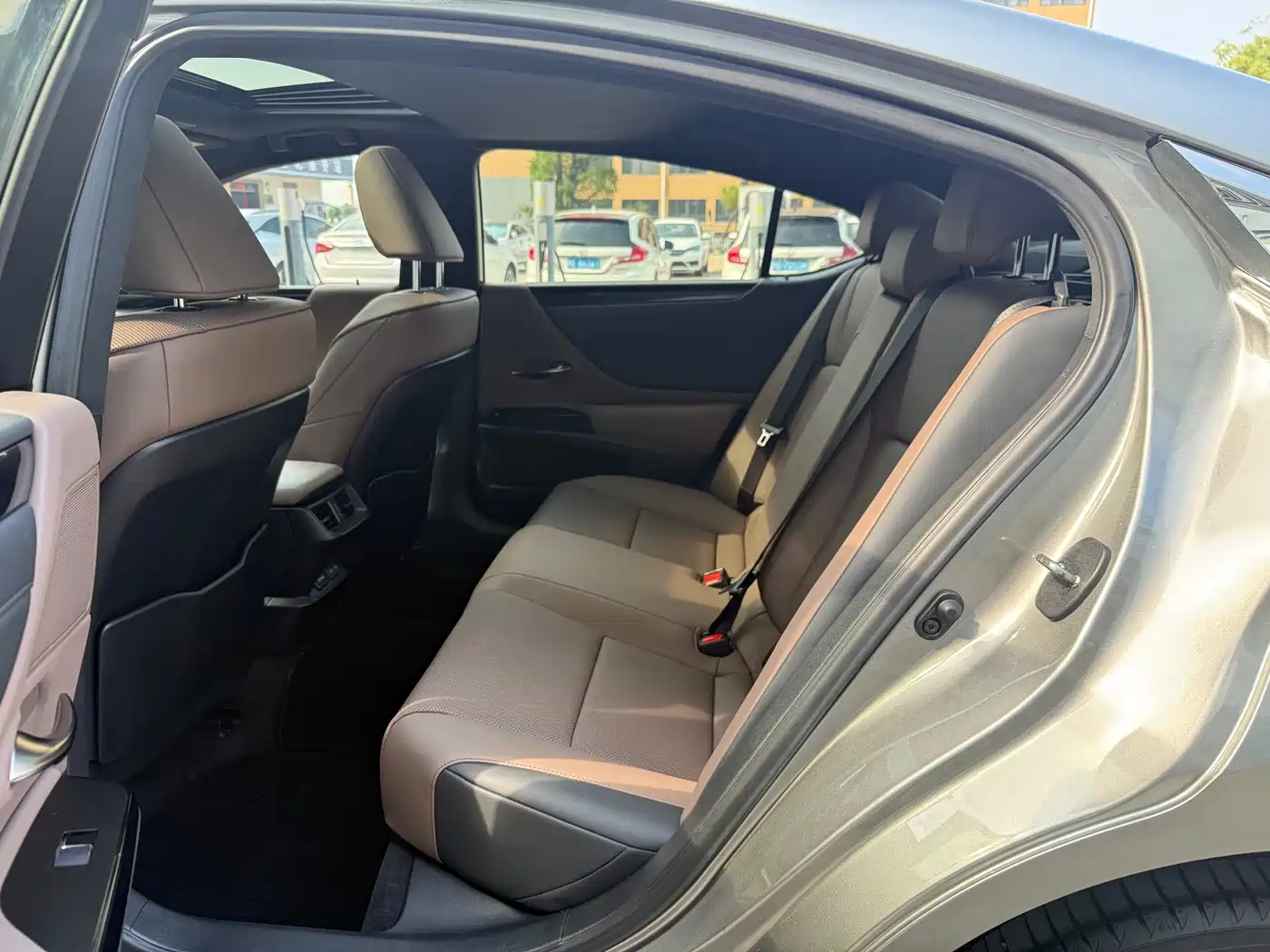 Lexus ES 2023 200 Excellence Edition фото 5