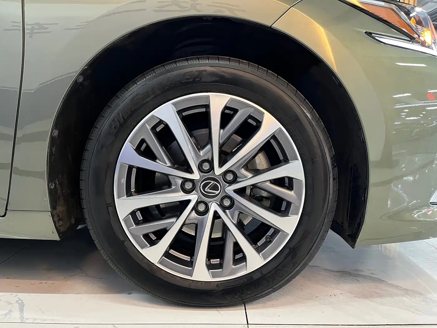 Lexus ES 2023 200 Excellence Edition фото 7