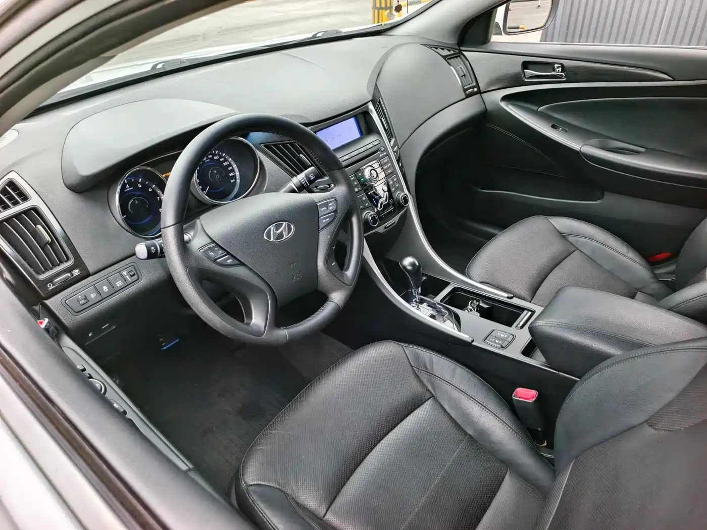 Hyundai Sonata 2011 2.0L Auto Premium Edition фото 11