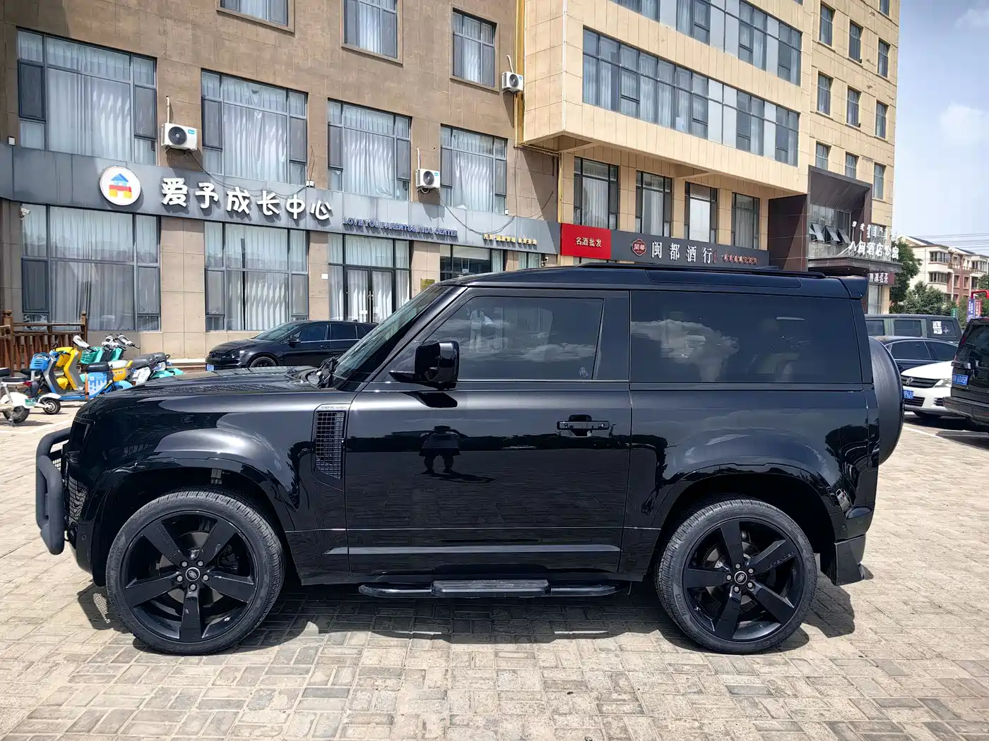 Land Rover Defender 2023 Model 90 2.0T P300 SE фото 13