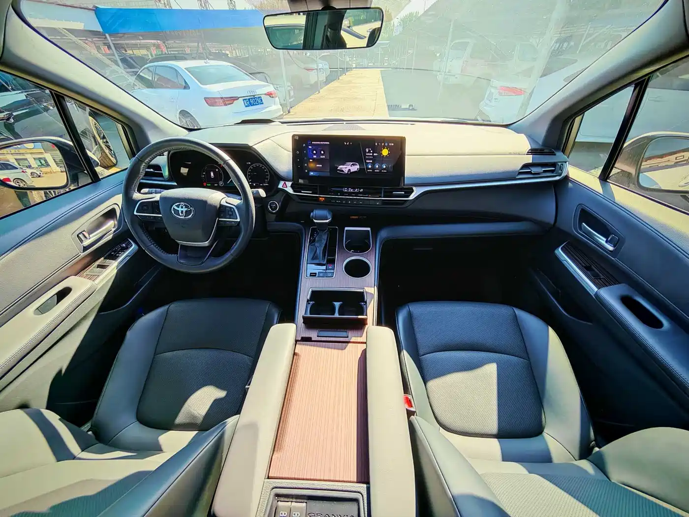 Toyota Granvia 2024 2.5L Hybrid Premium PLUS фото 8