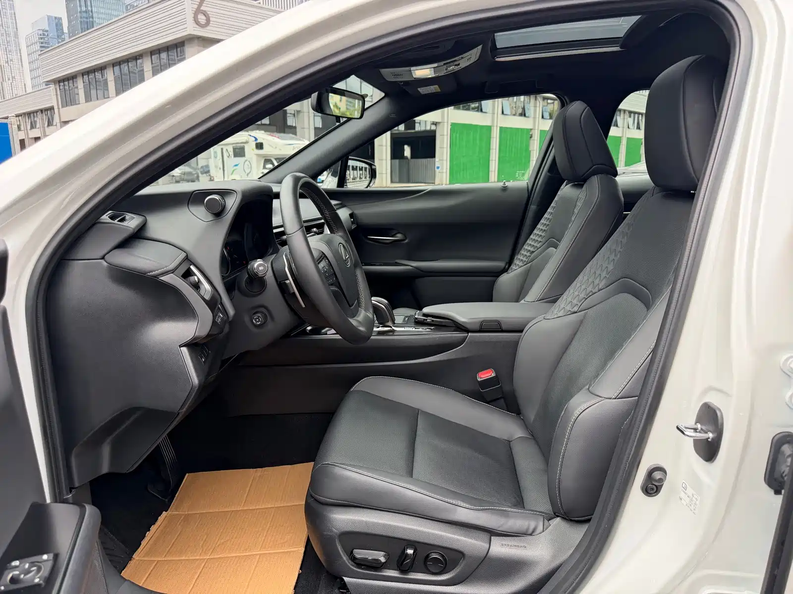 Фото 4 - Lexus UX Electric