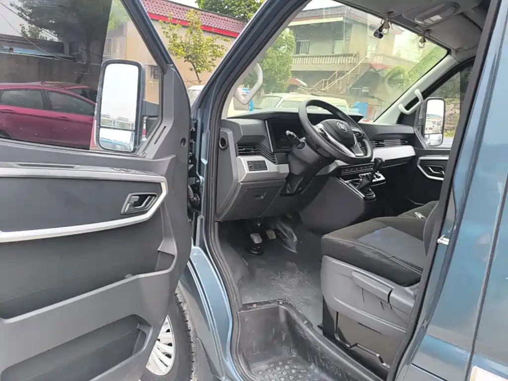 Dongfeng Yufeng Yufeng 2024 2023 V9+ 2.3T Manual FWD Van Short Wheelbase Medium Roof 3 Seater