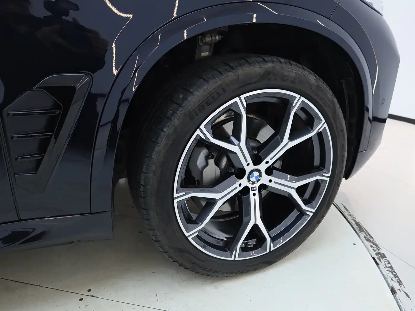 BMW X5 2023 xDrive 30Li Premium M Sport Black Night Package фото 31