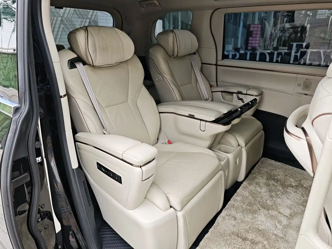 Lexus LM 2023 500h 6-Seater Prestige Edition фото 15