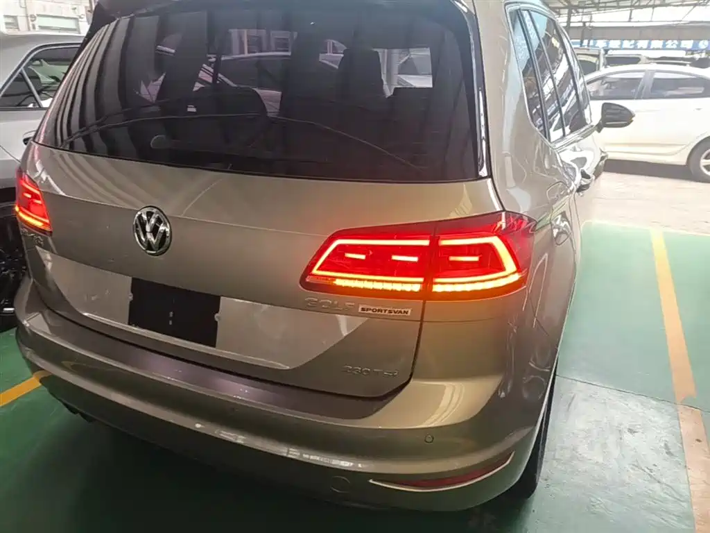 Volkswagen Golf Sportsvan 2016 230TSI Automatic Progressive фото 7