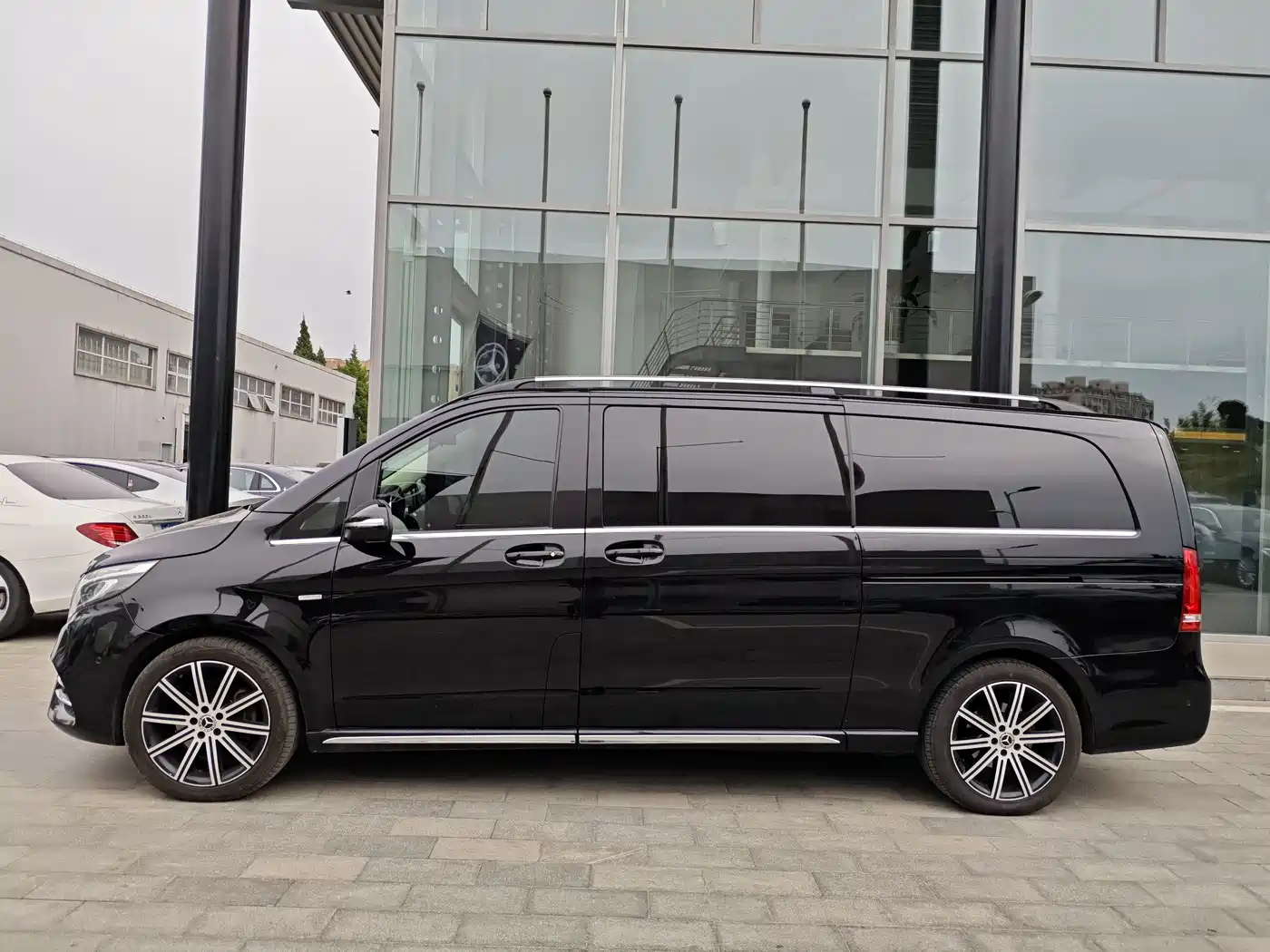 Mercedes-Benz V-Class 2021 V 260 L Long Wheelbase Luxury Edition фото 3