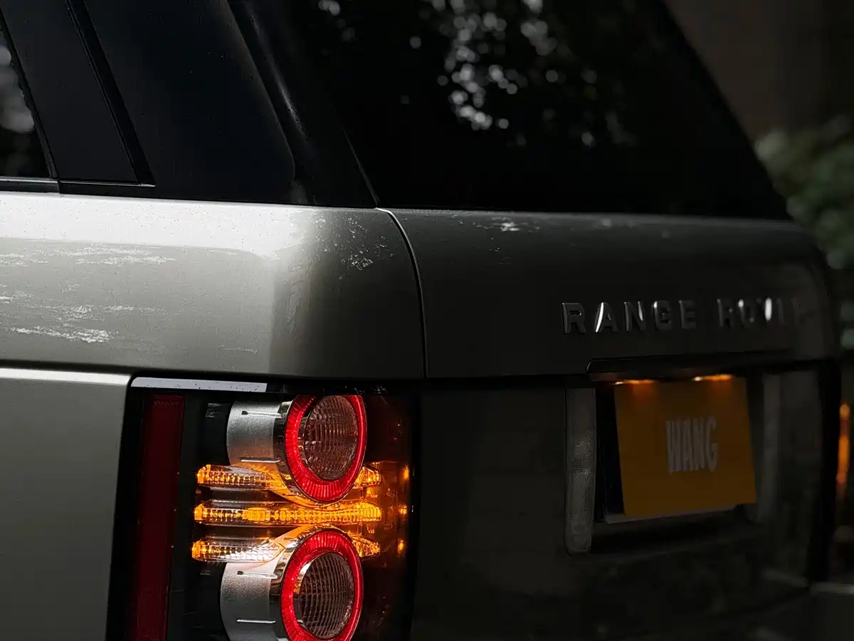 Photo 10 - Land Rover Range Rover
