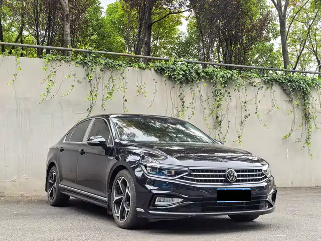 Volkswagen Magotan 2023 Model 2 Million Commemorative Edition 330TSI DSG Luxury — фото 3