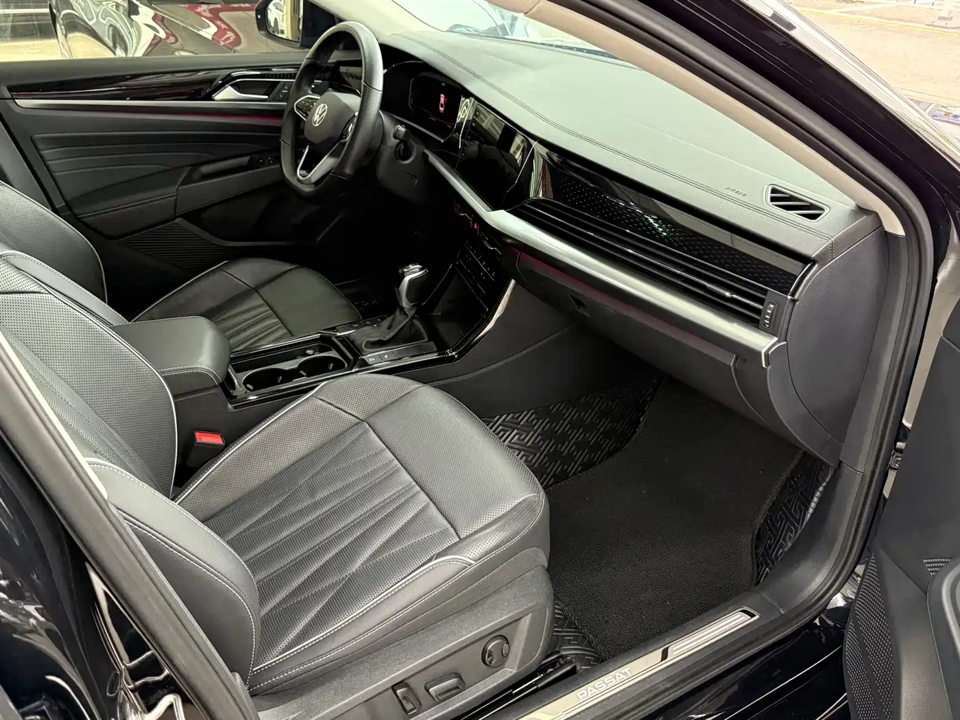 Volkswagen Passat 2023 330TSI Luxury Edition фото 14
