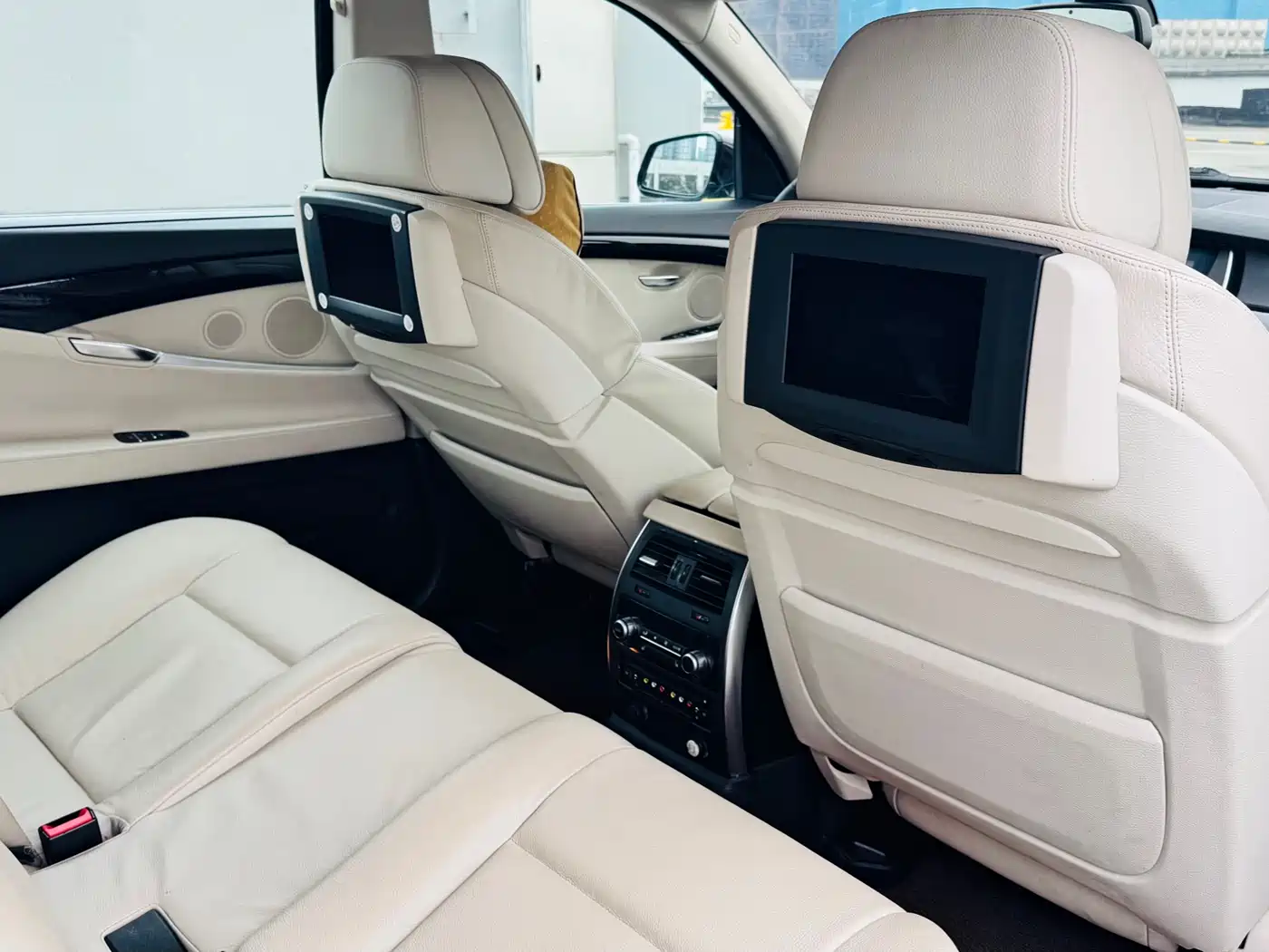 BMW 5 Series GT 2010 535i Leading Model фото 15