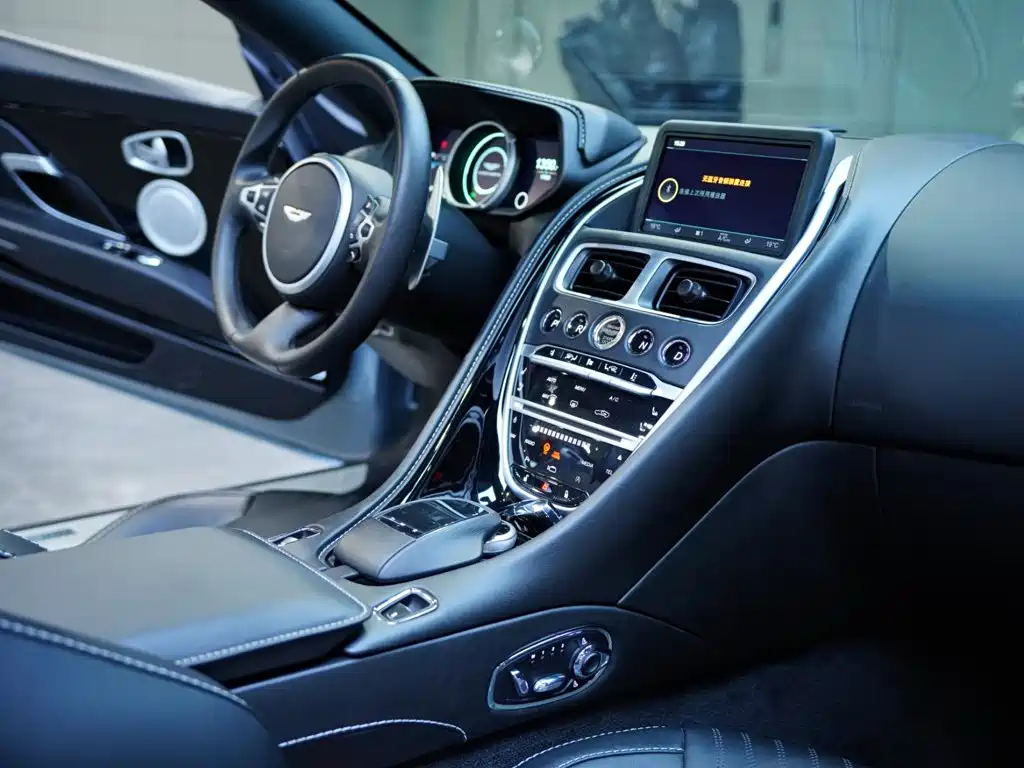 Фото 35 - Aston Martin DB11