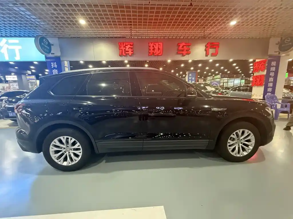 Фото 4 - Volkswagen Touareg