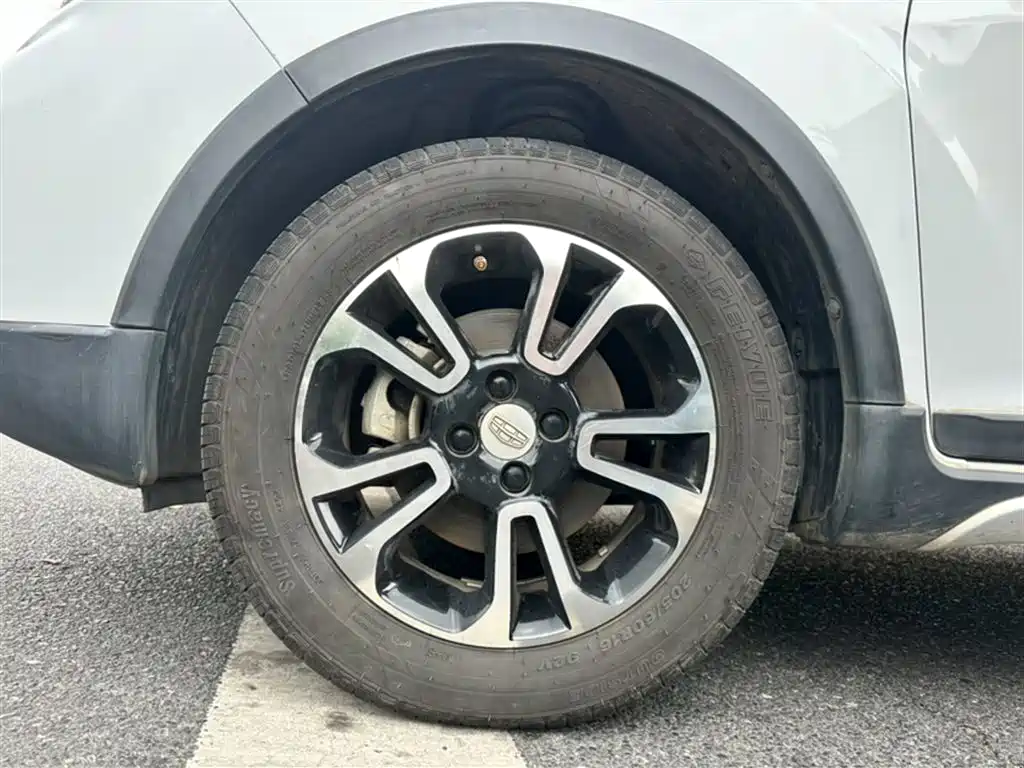 Фото 18 - Geely Vision X3