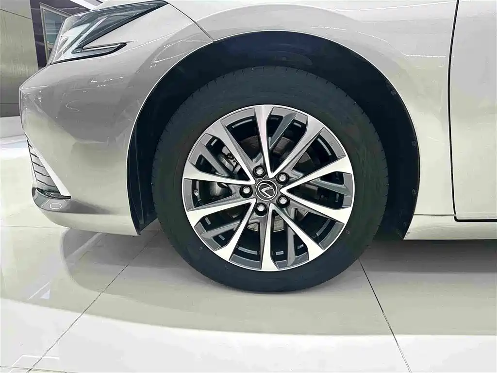 Lexus ES 2026 2025 200 Ultimate Edition