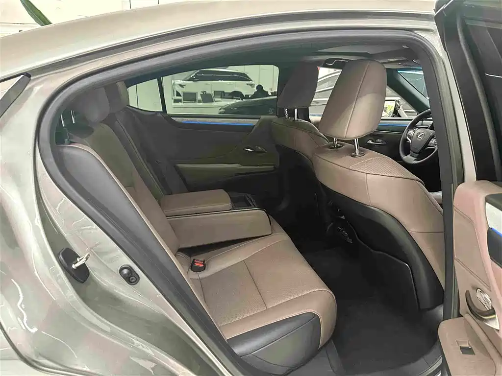 Lexus ES 2026 2025 200 Ultimate Edition